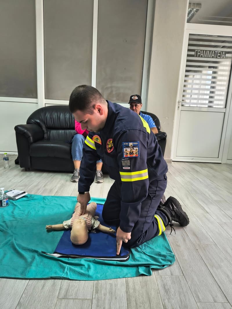 Εθελοντής κάνει ΚΑΡΠΑ σε πρόπλασμα βρέφους κατά την εκπαίδευση